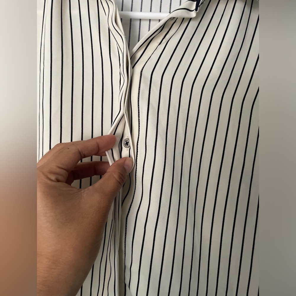 JNY Jones New York, Women's black and white blouse size XS - Picture 3 of 6